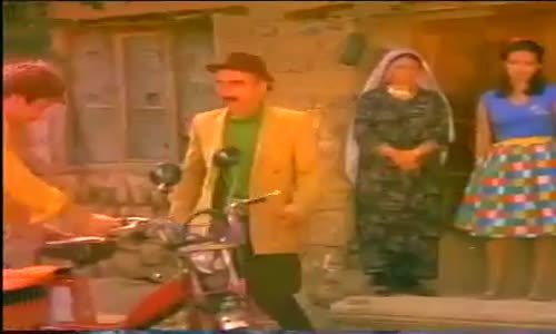 Şener  Şen  Motosiklet  Sürerken