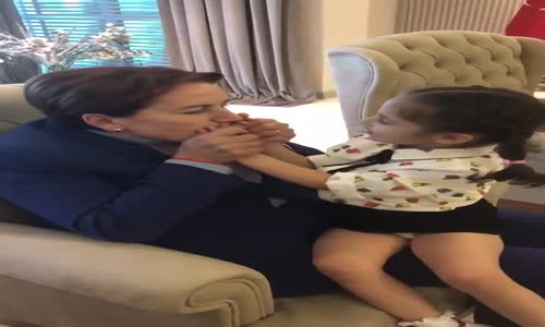 Meral Anne ile Sevimli Kız Çocuğu Arasındaki Sevgi Patlaması