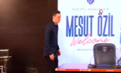 Mesut Özil, Başakşehir’e resmi imzayı attı