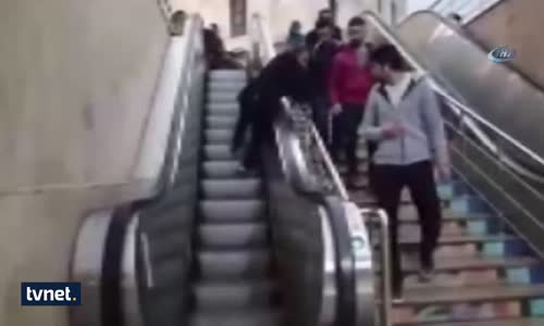 Yaşlı Adam Yürüyen Merdivende Mahsur Kalınca