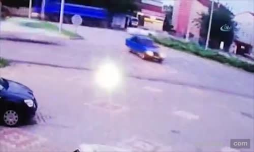 Feci Kazada Otomobil İkiye Bölündü