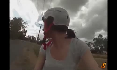 Bisikletli Kızın Kafasına Saldıran Psikopat Karga