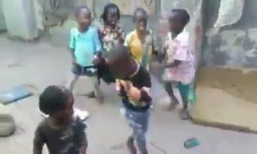 Ugandalı Çocukların Neşe Dolu Dansı