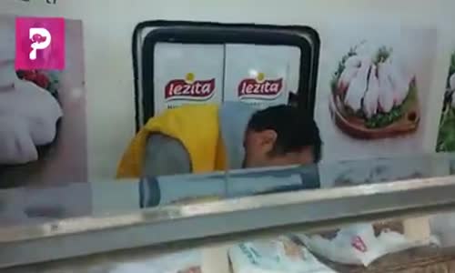 Tavukları Yemeyip Pakette Yavrularına Götüren Koca Yürekli Anne Köpek