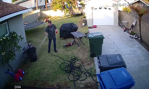 Hortumdan Fışkıran Suya İlginç Tepki Veren Adam