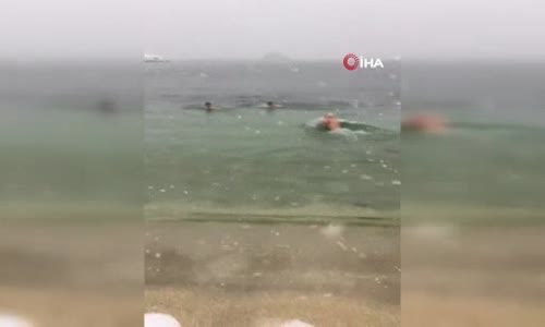Yeşilköy plajında lapa lapa yağan karın altında denize girdiler 