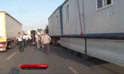 Antalya'da Rus Turistleri Taşıyan Otobüsle Tır Çarpıştı