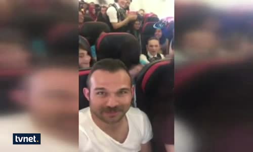 Uçakta Hosteslerle Halay Çektiler