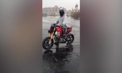 Motosikletle Donmuş Gölde Şov Yapmak İsterken Suya Gömüldü