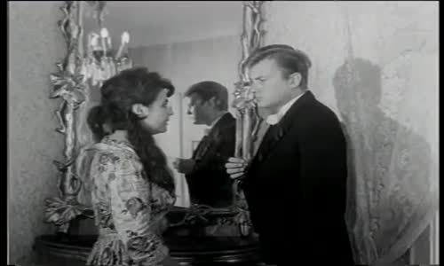 Başın Havada Yürürken Önündeki Direğe Çarptın