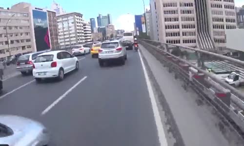 Atarlı Bayan Motosiklet Sürücüsü