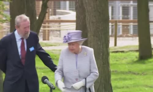 İngiltere Kraliçesi Hayvanat Bahçesi'nde Fillere Muz Verdi