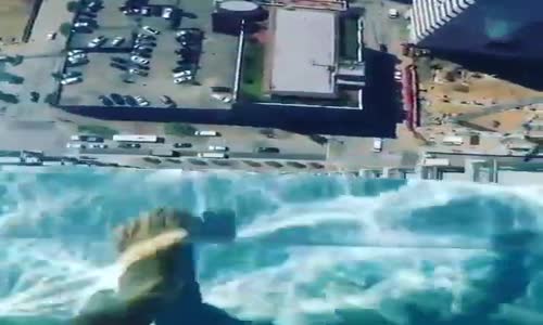 150 Metre Yükseklikte Cadde Üzerinde Asılı Havuzda Yürümek