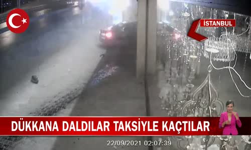 İstanbul Esenyurt'ta Bir Sürücü Hızla Geldi Züccaciye'ye Çarptı Sonra Aracı Bırakıp Taksiyle Kaçtı!