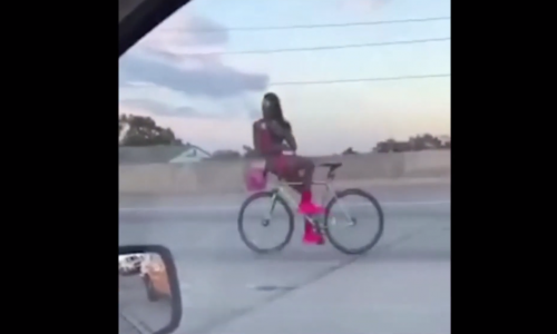Otoyolda Bisikleti Ters Oturup Kullanan Çılgın
