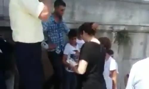 Giyime Karışan Yobaza Cevap Veren Kadınlar.