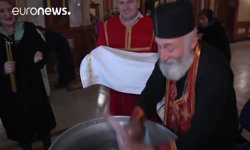 Bulaşık Yıkar Gibi Çocuk Vaftizleyen Papaz