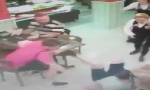 Garsonun Gazabına Uğrayan Müşteri