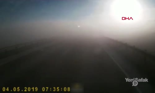 Sis Yüzünden Fark Edemediği Araçların Arasına Böyle Daldı