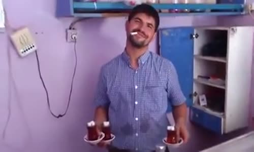 Ağzında Sigara Patlayan Çaycı Murat Abi