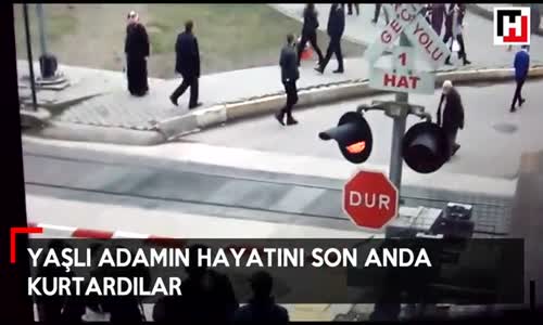 Trene Kafa Tutan Yaşlı Adam