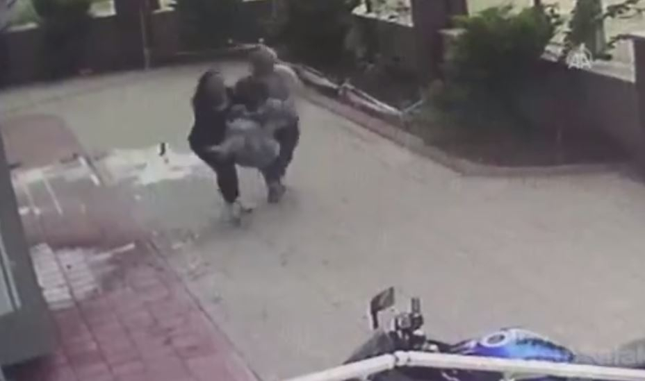 Yangında Balkondan Atlayan Genç Kızı Havada Yakaladı