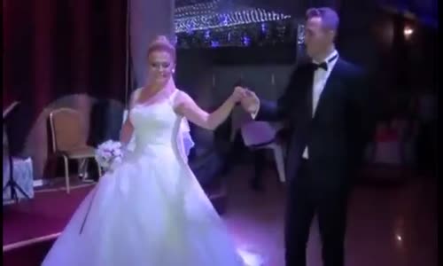 Gelin ve Damadın Düğünün Önüne Geçen Koreografisi 