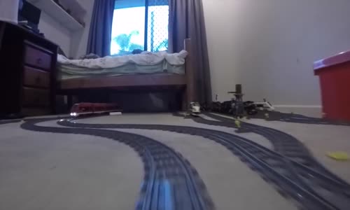 İzlemesi Aşırı Keyifli Şeylerde Bugün: Evin Dört Bir Yanını Dolaşan LEGO Treniyle Enfes Yolculuk