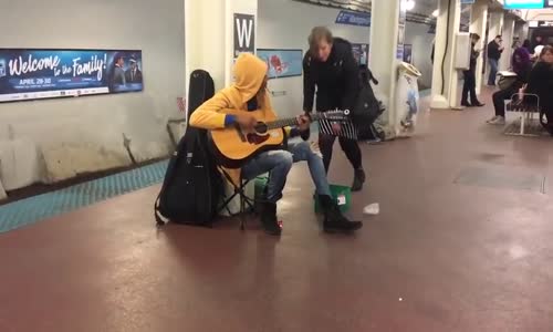 Şikago Metrosunda Muhteşem Bir Performans Sergileyen Sokak Müzisyeni Kadın 