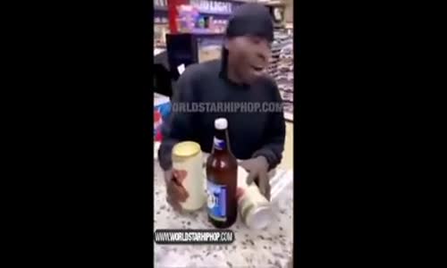 Hamamböceği Şakasıyla Müşterileri Korkutan Akaryakıt İstasyonu Çalışanı