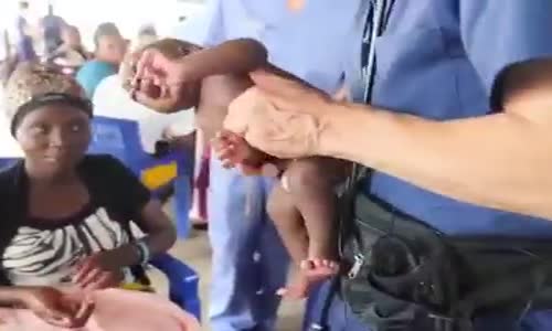Afrika’da görev yapan bir doktor, ağlayan bebekleri susturmayı öğretiyor...