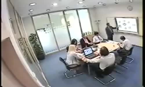 Sunum Yaparken Senmisin Telefonla Konuşan