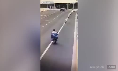 Bomboş Yolda Takla Atan Motosikletli