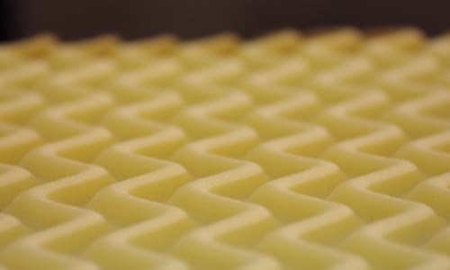 Evsizler, Diğer Evsiz İnsanlar İçin Uyku Tulumuna Dönüşebilen Kaban Üretiyor