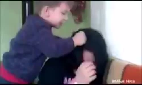 Annesini Fena Döven Çocuk