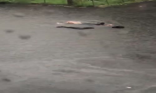 Yağmur Birikintisinde Keyif Yapan Adam