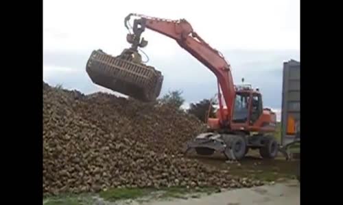 Taş toplayan kepçe