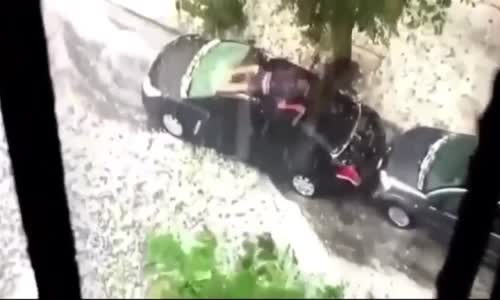 Bu akıllı robot; Aracınızı kötü hava koşullarından korur