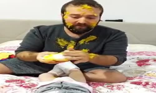 Bebeğinin Altını Değiştiren Babanın İğrenç Şovu 