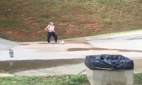 Arkası Dönük Çöp Kutusuna Top Sokan Hatun