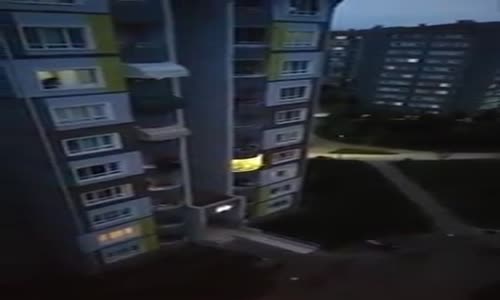 Komşularına Balkonda Konser Veren Vatandaş 