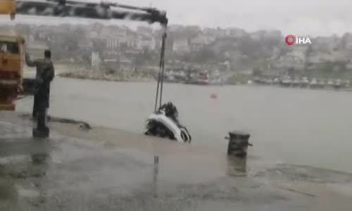 Denize Uçan Otomobil Dalgıç Yardımı İle Kurtarıldı 