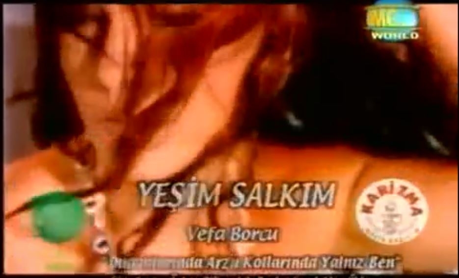 Yeşim Salkım  Dudaklarında Arzu Kollarimda Yalnız Ben 