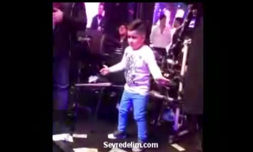 Kendini Müziğin Ritmine Bırakan Ufaklık