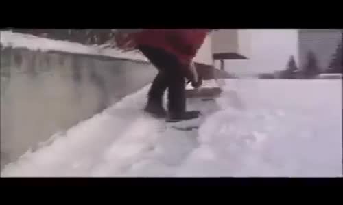 Kar Yağınca Milleti Trolleyen Adam