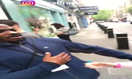 Makyaj Malzemesini Erkeklerin Suratına Süren Çılgın Kadın