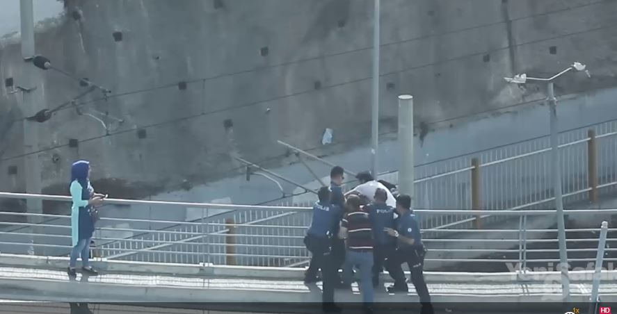 Yakalanınca Köprüden Atlamak İsteyen Genç Böyle Kurtarıldı