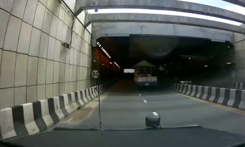 Taşıdığı Kameriyeyi Yolda Düşüren Kamyoncu