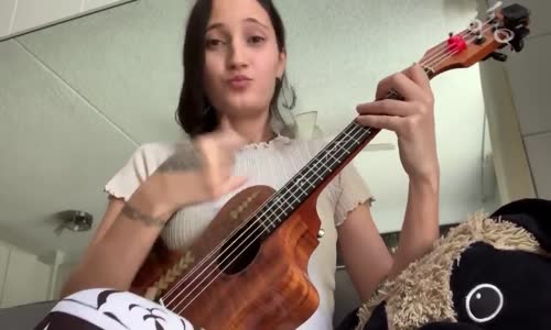 Ukuleyi Konuşturan Kız