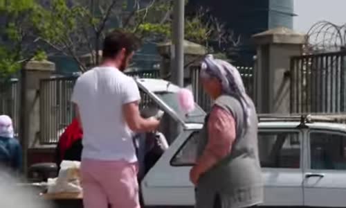 Canımız, Ciğerimiz Annelerimizin Ayaklarına Kırmızı Halı Serip 'Anneler Günü' Sürprizi Yapmak